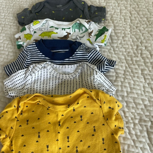 LOT OF 5 BABY BOY SIZE 6 MONTHS SHORT SLEEVE PRINTED ONESIES - Picture 1 of 12